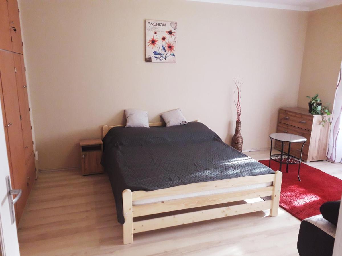 Centrum Apartman Солнок Екстериор снимка